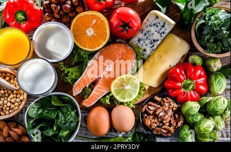 Nahrungsmittel, die für Osteoporose und gesunde Knochen empfohlen werden. Stockfoto