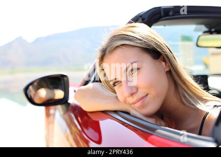 Porträt eines glücklichen Cabriolet-Fahrers, der wegschaut Stockfoto