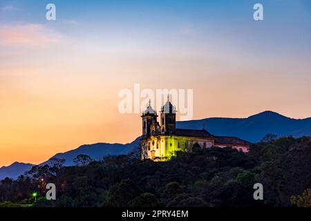 Historische Kirche im Barockstil auf dem Gipfel des Berges in Ouro Preto Stadt in Minas Gerais während des Sonnenuntergangs Stockfoto