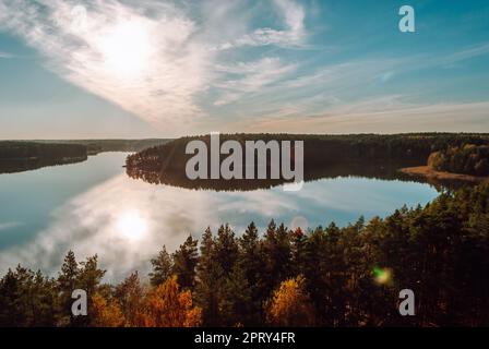 Blick vom Aussichtsturm am Abend auf den See Baltieji Lakajai im Labanoras Regional Park, Litauen. Abendlicht, blauer Himmel mit Steuern Stockfoto