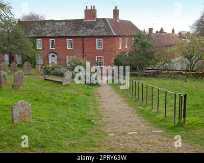 Der Friedhof der St. Bartholomew's Church in Orford, Suffolk Stockfoto