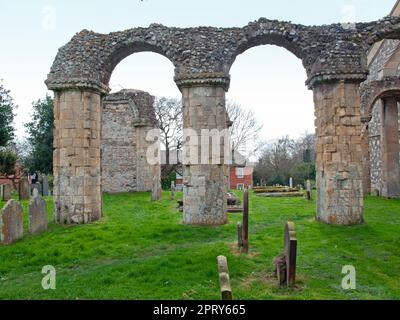 Der Friedhof der St. Bartholomew's Church in Orford, Suffolk Stockfoto