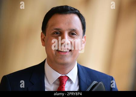 Edinburgh Scotland, Vereinigtes Königreich, 27. April 2023. Anas Sarwar im schottischen Parlament. Live-Nachrichten von sst/alamy Stockfoto