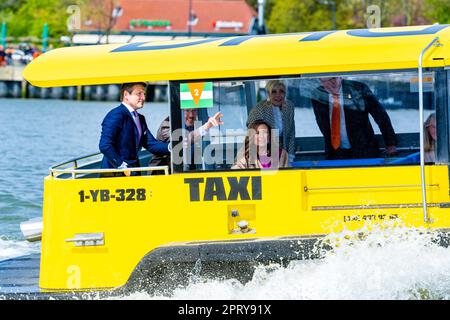 ROTTERDAM - 27/04/2023, Prinz Maurits, Prinz Constantijn, Prinzessin Marilene und Prinzessin Laurentien in einem Wassertaxi während des Königstags in Rotterdam. Der Besuch war der zehnte Jahrestag der Herrschaft Willem-Alexanders. ANP POOL MISCHA SCHOEMAKER niederlande raus - belgien raus Stockfoto