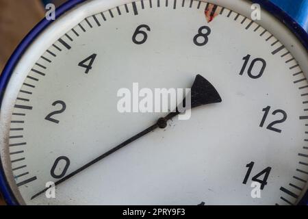 Altes Rundmanometer mit Skala und Pfeilen im Nahbereich. Stockfoto