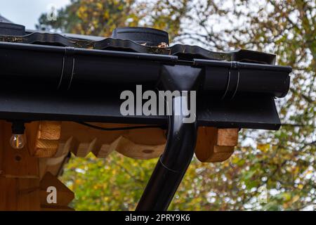 Halter für Dachrinnen-Entwässerungssystem. Abfluss auf dem Dach des Hauses. Dachabflüsse Wasserabfluss vom Dach Stockfoto