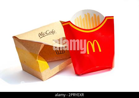 Ho-Chi-Minh-Stadt, Vietnam - 20. April 2023: Leere Pommes-Pommes-Frites und Dessertpapierkartons mit McDonald's- und McCafe-Logos, isoliert auf weiß. Müll links Stockfoto