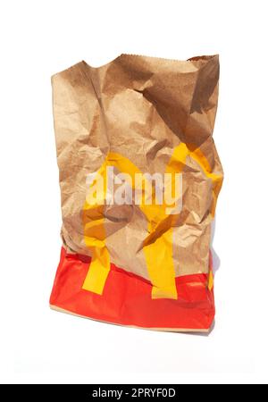 Ho-Chi-Minh-Stadt, Vietnam - 20. April 2023: Leere braune Papiertüte mit McDonalds-Logo isoliert auf weiß. Müll, der nach dem Essen in einem berühmten Fast Food hinterlassen wurde Stockfoto