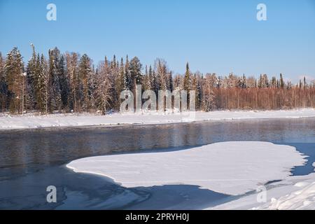 Altai Biya in der Wintersaison. Die Flussufer sind mit Eis und Schnee bedeckt. Altai, Sibirien, Russland Stockfoto