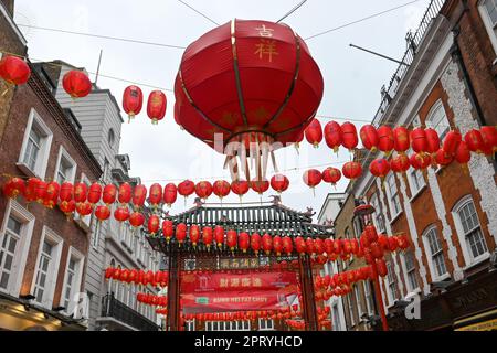 London, Großbritannien. 27. April 2023. London Chinatown dekoriert mit wunderschöner roter Laterne, London, Großbritannien. Kredit: Siehe Li/Picture Capital/Alamy Live News Stockfoto