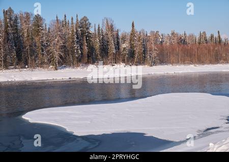 Altai Biya in der Wintersaison. Die Flussufer sind mit Eis und Schnee bedeckt. Altai, Sibirien, Russland Stockfoto