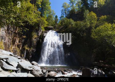 Wasserfall Korbu auf dem Fluss Bolshaya Korbu in der Republik Altai, Russland Stockfoto