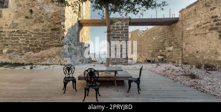 Sitzplätze im Freien an der Atlantikküste. Der alte Platz mit Stühlen Tische von Restaurants in der Altstadt der mittelalterlichen Stadt. Download ima Stockfoto