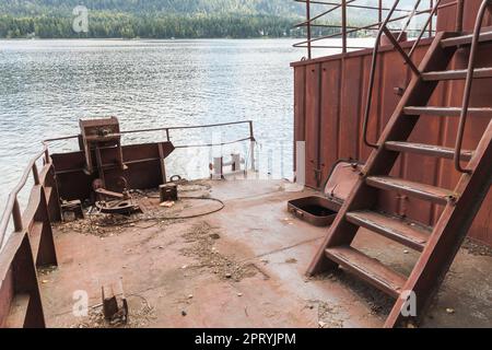 Deck und Treppe eines verlassenen rusy-Kutschers am Teletskoye-See. Altai-Republik, Russland Stockfoto