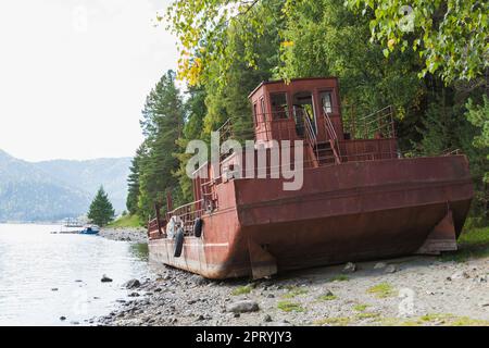 Verlassene rusy-Kahn liegt an der Küste des Teletskoye-Sees. Altai-Republik, Russland Stockfoto