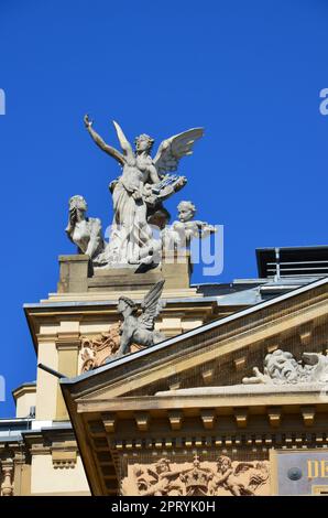 Wiesbaden, Deutschland - 09.30.2018: Das Staatstheater, mit der Statue von Friedrich Schiller davor Stockfoto