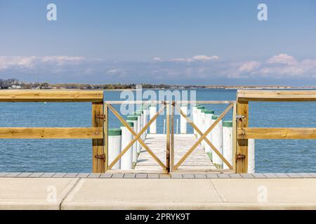 Privater Shelter Island Dock am Cresent Beach, Shelter Island, NY Stockfoto