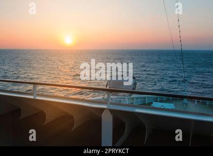 Schöne Aussicht von der Terrasse des Kreuzfahrtschiffes bei Sonnenaufgang und das Mittelmeer. Stockfoto