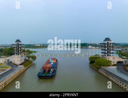 HUAIAN, CHINA - 27. APRIL 2023 - Luftfoto aufgenommen am 27. April 2023 zeigt Schiffe, die Material auf dem Canal Grande Peking-Hangzhou in Huaian transportieren Stockfoto