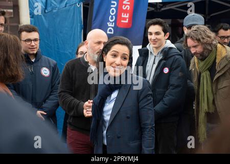 Versailles, Frankreich. 26. April 2023. Am 26. April 2023 reiste Sarah El Hairy, Staatssekretärin für Jugend und SNU (National Universal Service), nach Versailles, Frankreich, um die elfte Etappe ihrer Reise durch Frankreich zu besuchen und 15-17-Jährige zu ermutigen, sich für die für diesen Sommer geplanten Kohäsionsaufenthalte anzumelden. Foto von Florian Poitout/ABACAPRESS.COM Kredit: Abaca Press/Alamy Live News Stockfoto