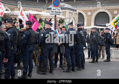 Versailles, Frankreich. 26. April 2023. Demonstranten protestieren gegen die Reise von Sarah El Hairy, Staatssekretärin für Jugend und SNU (Universal National Service) nach Versailles, Frankreich, am 26. April 2023. In der elften Etappe ihrer Reise durch Frankreich, um die 15-17-Jährigen dazu anzuregen, sich für die speziell für diesen Sommer geplanten Kohäsionsaufenthalte anzumelden. Foto von Florian Poitout/ABACAPRESS.COM Kredit: Abaca Press/Alamy Live News Stockfoto