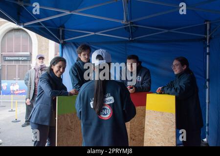 Versailles, Frankreich. 26. April 2023. Am 26. April 2023 reiste Sarah El Hairy, Staatssekretärin für Jugend und SNU (National Universal Service), nach Versailles, Frankreich, um die elfte Etappe ihrer Reise durch Frankreich zu besuchen und 15-17-Jährige zu ermutigen, sich für die für diesen Sommer geplanten Kohäsionsaufenthalte anzumelden. Foto von Florian Poitout/ABACAPRESS.COM Kredit: Abaca Press/Alamy Live News Stockfoto