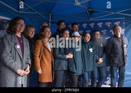 Versailles, Frankreich. 26. April 2023. Am 26. April 2023 reiste Sarah El Hairy, Staatssekretärin für Jugend und SNU (National Universal Service), nach Versailles, Frankreich, um die elfte Etappe ihrer Reise durch Frankreich zu besuchen und 15-17-Jährige zu ermutigen, sich für die für diesen Sommer geplanten Kohäsionsaufenthalte anzumelden. Foto von Florian Poitout/ABACAPRESS.COM Kredit: Abaca Press/Alamy Live News Stockfoto