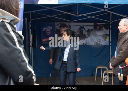 Versailles, Frankreich. 26. April 2023. Am 26. April 2023 reiste Sarah El Hairy, Staatssekretärin für Jugend und SNU (National Universal Service), nach Versailles, Frankreich, um die elfte Etappe ihrer Reise durch Frankreich zu besuchen und 15-17-Jährige zu ermutigen, sich für die für diesen Sommer geplanten Kohäsionsaufenthalte anzumelden. Foto von Florian Poitout/ABACAPRESS.COM Kredit: Abaca Press/Alamy Live News Stockfoto