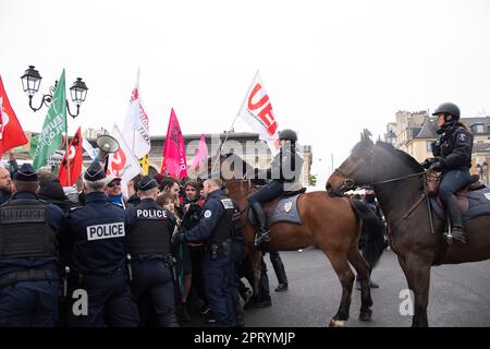 Versailles, Frankreich. 26. April 2023. Demonstranten protestieren gegen die Reise von Sarah El Hairy, Staatssekretärin für Jugend und SNU (Universal National Service) nach Versailles, Frankreich, am 26. April 2023. In der elften Etappe ihrer Reise durch Frankreich, um die 15-17-Jährigen dazu anzuregen, sich für die speziell für diesen Sommer geplanten Kohäsionsaufenthalte anzumelden. Foto von Florian Poitout/ABACAPRESS.COM Kredit: Abaca Press/Alamy Live News Stockfoto