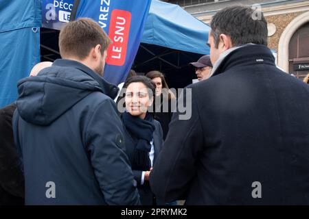 Versailles, Frankreich. 26. April 2023. Am 26. April 2023 reiste Sarah El Hairy, Staatssekretärin für Jugend und SNU (National Universal Service), nach Versailles, Frankreich, um die elfte Etappe ihrer Reise durch Frankreich zu besuchen und 15-17-Jährige zu ermutigen, sich für die für diesen Sommer geplanten Kohäsionsaufenthalte anzumelden. Foto von Florian Poitout/ABACAPRESS.COM Kredit: Abaca Press/Alamy Live News Stockfoto