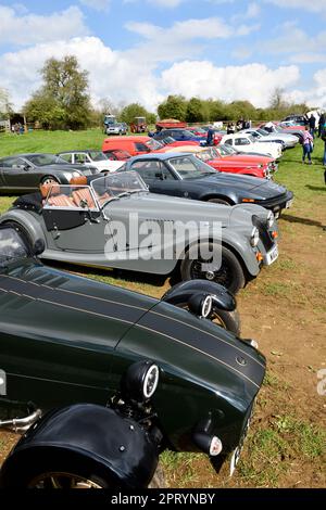 Morgan und Westfield Sports Cars trafen sich am 23. April 2023 bei der Hook Norton Brewery Classic Car Meeting auf einer statischen Ausstellung Stockfoto