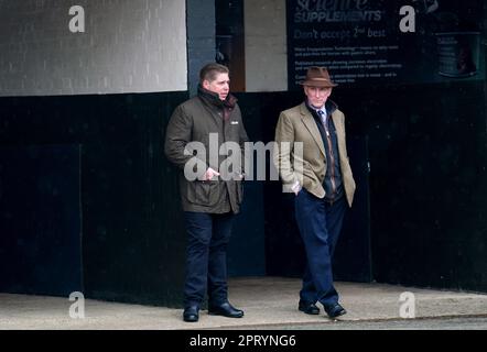 Trainer Dan Skelton (links) auf der Warwick Rennbahn. Foto: Donnerstag, 27. April 2023. Stockfoto