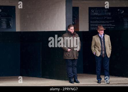 Trainer Dan Skelton (links) auf der Warwick Rennbahn. Foto: Donnerstag, 27. April 2023. Stockfoto