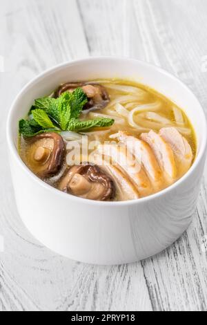 Hühnerramen mit Shiitake-Pilzen und Nudeln Stockfoto