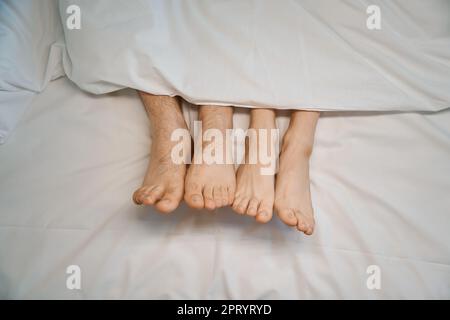 Zwei Paar junge Beine, ein Mann und eine charmante Frau Stockfoto