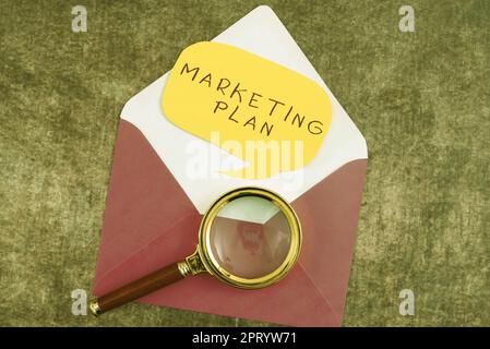 Schreiben mit Text Marketing Plan, Business Idea allgemeine Geschäftsstrategie gebildet, die sie umsetzen werden Stockfoto