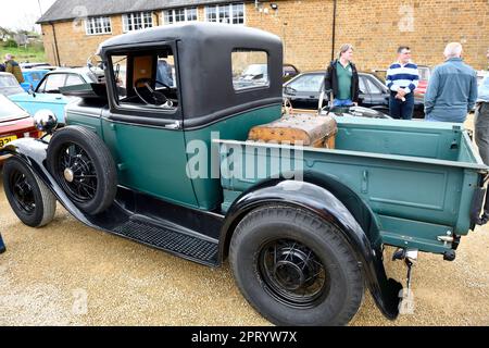 Ford Pick Up Truck der 1930er Jahre auf statischem Display im Parkplatz am 23. April 2023 Stockfoto