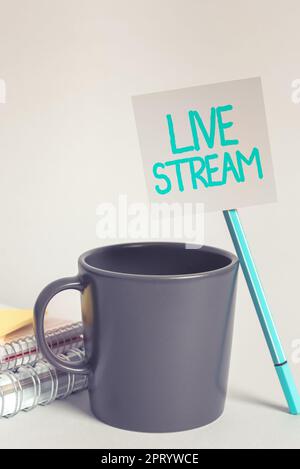Handgeschriebenes Schild Live Stream, Business Idea zur Übertragung von Video- oder Audiomaterial unter Nutzung des Internets Stockfoto