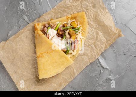 Pfannkuchen mit Schinkencreme und Speck, Kartoffeln und Zwiebeln - französische Kreppenküche Stockfoto