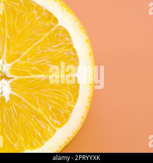 Blick von oben auf eine orange Frucht Slice auf hellen Hintergrund in der Farbe orange. Ein citrus Textur Bild gesättigt Stockfoto
