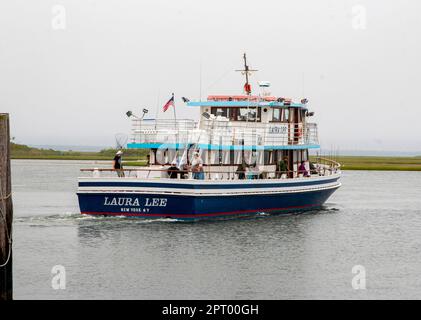 Bay Shore, New York, USA - 27. Mai 2022: Das Passagierfischerboot Laura Lee fährt vom Captree State Park auf Long Island aus. Stockfoto