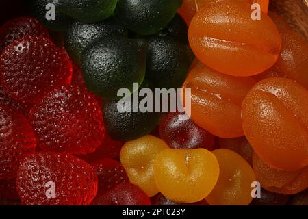 Leckere gummiförmige Fruchtbonbons als Hintergrund, Nahaufnahme Stockfoto