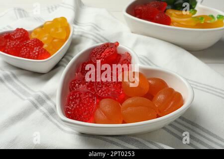 Köstliche Bonbons in Form von Gummifrucht auf dem Tisch Stockfoto