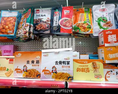 DUSCHANBE, TADSCHIKISTAN - 8. SEPTEMBER 2022: Verschiedene chinesische Snackpakete auf dem Ausstellungsregal im Supermarkt aus der Nähe. Stockfoto