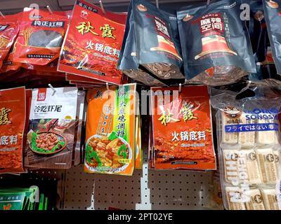 DUSCHANBE, TADSCHIKISTAN - 8. SEPTEMBER 2022: Verschiedene chinesische Snackpakete auf dem Ausstellungsregal im Supermarkt aus der Nähe. Stockfoto