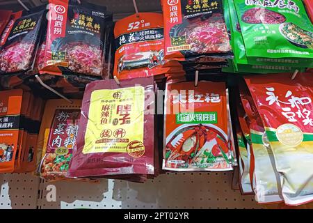 DUSCHANBE, TADSCHIKISTAN - 8. SEPTEMBER 2022: Verschiedene chinesische Snackpakete auf dem Ausstellungsregal im Supermarkt aus der Nähe. Stockfoto