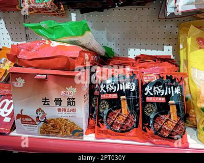 DUSCHANBE, TADSCHIKISTAN - 8. SEPTEMBER 2022: Verschiedene chinesische Snackpakete auf dem Ausstellungsregal im Supermarkt aus der Nähe. Stockfoto