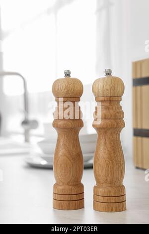 Salz- und Pfefferstreuer aus Holz auf dem Tisch in der Küche Stockfoto