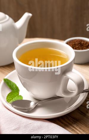 Frisch zubereiteter Buchweizentee auf Holztisch, Nahaufnahme Stockfoto