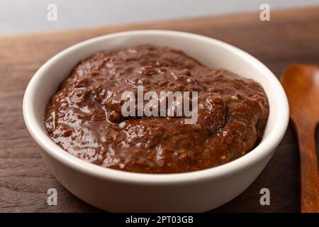 Essen aus Largehead-Haarschwanz. Mit Salz gesalzener Fisch. Salziges und fischiges Essen Stockfoto